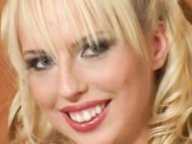 Озабоченная блядота показывает свое тело и умение в своем деле