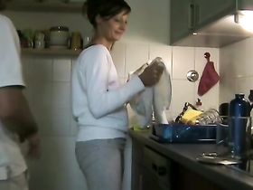 Отодрал жену на кухне и кончил на лицо