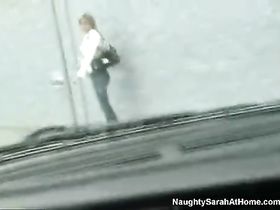 Сосет и пьет молофью в машине