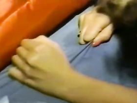 Любовник бреет киску своей подруге перед сном