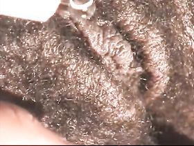 Негритянка дрочит свою вагину сама