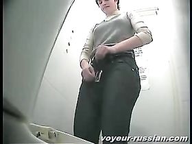 Русских женщин снимают скрытой камерой в туалете voyeur-russian_WC_110423
