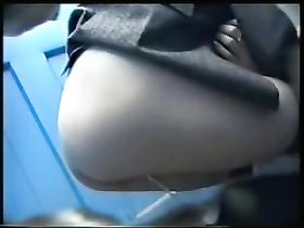 Ссущие девушки в туалете - скрытая камера