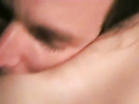 Парень лижет пизду - очень крупно