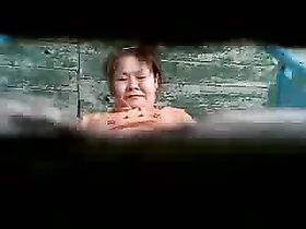 Подглядывание в казахстанском туалете на рынке