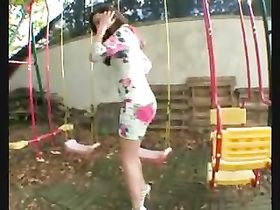 Двух шалав отъебали по-очереди на улице