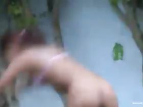 Голые девченки развлекаются на газоне