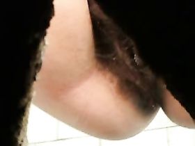 Парень снимает на скрытую камеру ссущих дам в туалете