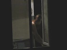 Подсмотр в окно за женщиной с голыми сиськами