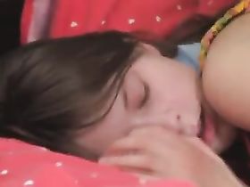 Молодая девица с парнем на кровати устроили пылкий трах