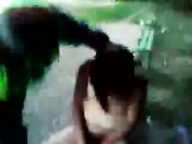 Пьяная в дрова женщина лежит на скамейке