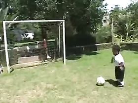 Маленький карлик трахает девушку на футбольном поле