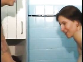 Русская беременная жена сосет в ванной у мужа