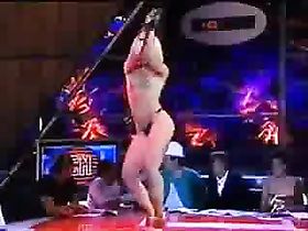 Стриптиз на сцене от Анастасии Майо