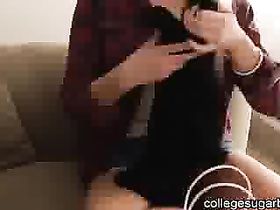 Белокурая студентка раздевается до гола и занимается сексом