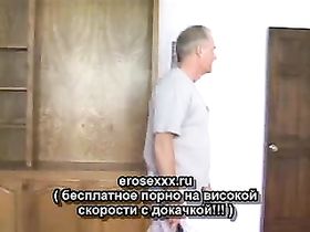 Отец жестоко наказывает дочь