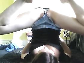 Привлекательная брюнетка демонстрирует пизду и сиськи странным образом