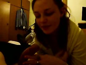 Ленка учится сосать хуй