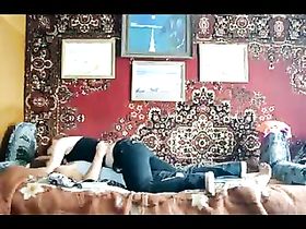 Жена взяла в рот на фоне ковра