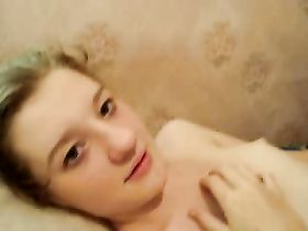 Маша показывает на камеру свою пизду