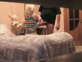 Зрелый муж изменяет жене с молодой любовницей на супружеской кровати