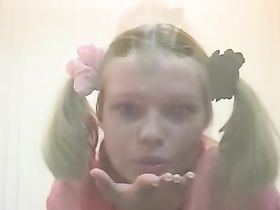 Русская проститутка показывает свои половые органы на камеру