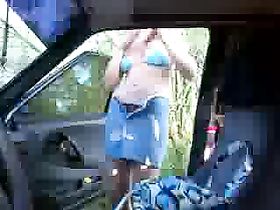 Ира на озере переодевает трусы