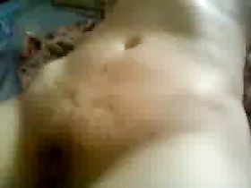 Голая жена лежит на диване