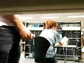 Эксгибиционист дрочит на улицах города