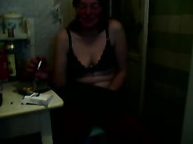 Алкашка дрочит под трусами