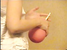 Таня ставит себе огромную клизму