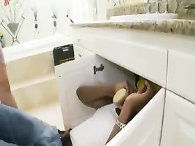 Сантехник-негр выебал домохозяйку в пилотку и в жопу