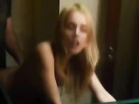 Худая блядь глотает кончу мужика