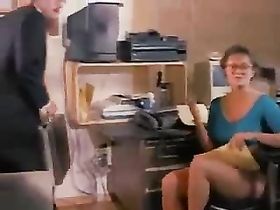 Ретро порнуха с усатым мужиком и похотливой сучкой