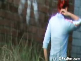 Подглядывание в кирпичном туалете - вид спереди