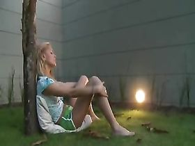 Стянула с себя белые трусики и дрочит влагалище