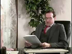 Пожилой директор фирмы заставил сосать секретаршу