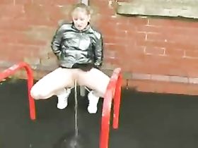 Девушка пописала на улице