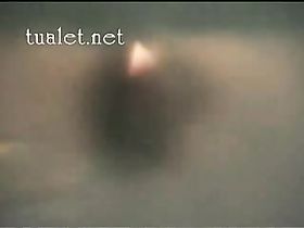 Парень снимает на скрытую камеру двух лесбиянок в общественном туалете