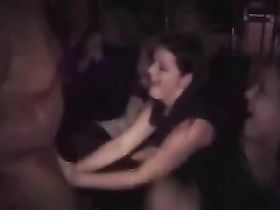 Пьяная немка сосет член негра на вечеринке