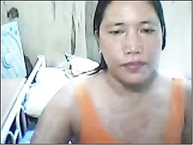 Пожилая китайская женщина показала бритую пизду