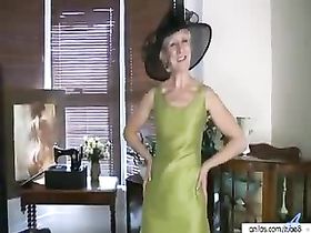 Стройная зрелая дама в шляпе позирует голой