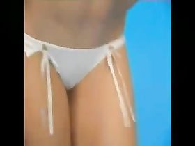 Молодая худенькая девочка раздевается догола