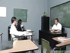 Девушку с небольшими сиськами трахнули в школьном классе