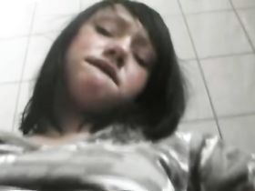 Дрочка в туалете