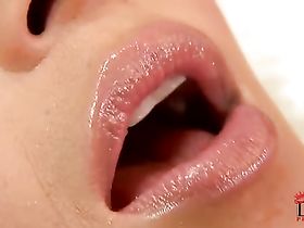 Гладкая пися получает наслаждение