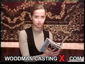 На кастинге длинноногая девушка стала раком и похвасталась своей упругой попкой