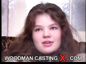 Сисястая тинка на кастинге стала на колени и на полу раком показала своё очко