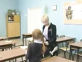 Шалава училка обучает лесбийским утехам ученицу