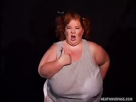 Лесбийский бой женщины карлика и жирной бабищи